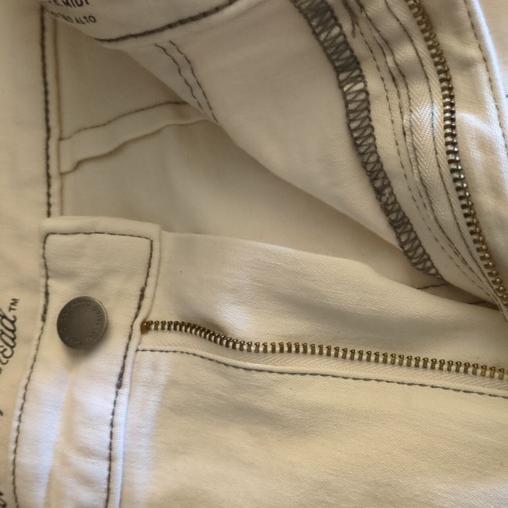 Target Universal Thread Contrast Shorts Cream trimmed Blue Stitching - Picture 4 of 6